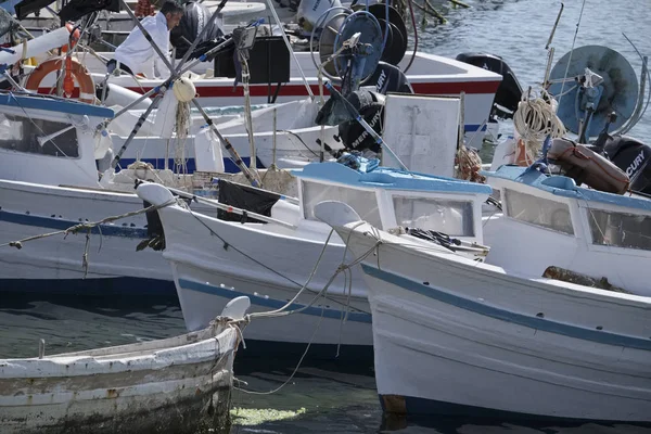 Italie, Sicile, Scoglitti (province de Raguse) ; 19 avril 2017, bateaux de pêche en bois siciliens dans le port - EDITORIAL — Photo