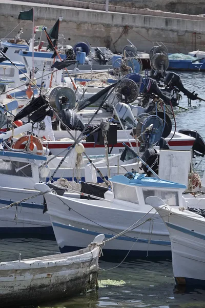 Italia, Sicilia, Scoglitti (provincia de Ragusa); 19 de abril de 2017, barcos pesqueros sicilianos de madera en el puerto - EDITORIAL — Foto de Stock