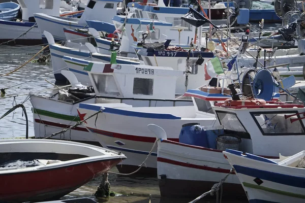 Italie, Sicile, Scoglitti (province de Raguse) ; 19 avril 2017, bateaux de pêche en bois siciliens dans le port - EDITORIAL — Photo