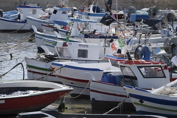 Italia, Sicilia, Scoglitti (provincia de Ragusa); 19 de abril de 2017, barcos pesqueros sicilianos de madera en el puerto - EDITORIAL — Foto de Stock