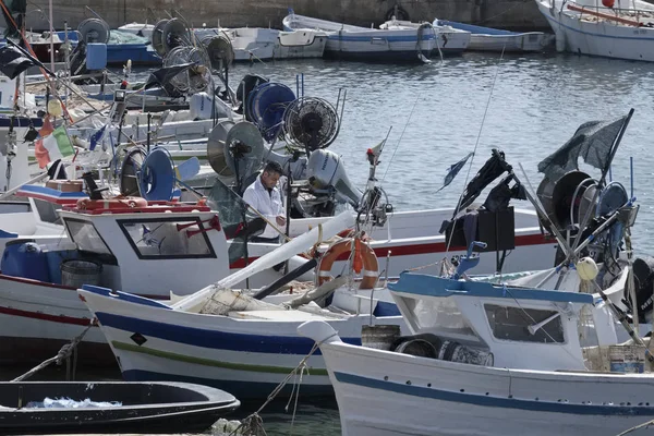 Italia, Sicilia, Scoglitti (provincia de Ragusa); 19 de abril de 2017, barcos pesqueros sicilianos de madera en el puerto - EDITORIAL — Foto de Stock