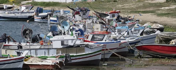 Италия, Сицилия, Скоглитти (Ragusa Province); 19 апреля 2017, сицилийские деревянные рыболовные лодки в порту - РЕДАКЦИЯ — стоковое фото