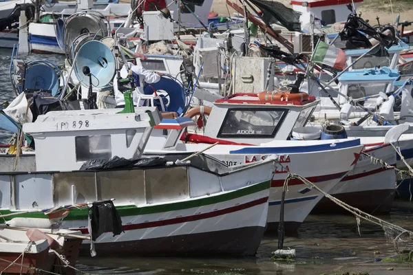 Itália, Sicília, Scoglitti (província de Ragusa); 19 de abril de 2017, barcos de pesca de madeira sicilianos no porto - EDITORIAL — Fotografia de Stock