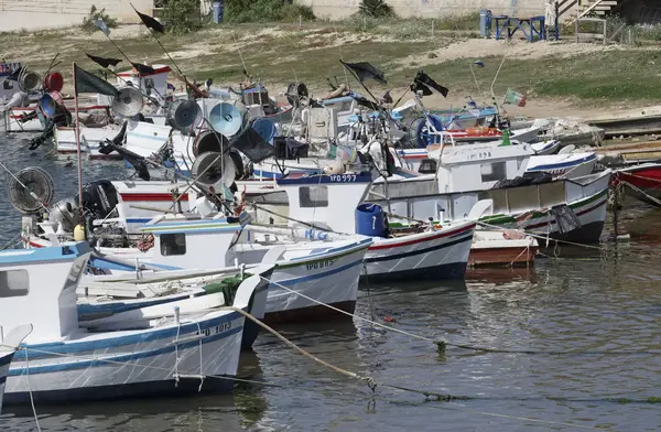 Italia, Sicilia, Scoglitti (provincia di Ragusa); 19 aprile 2017, pescherecci siciliani in legno nel porto - EDITORIALE — Foto Stock