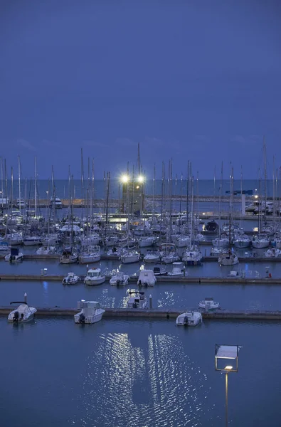 意大利的西西里岛，地中海，玛丽娜迪拉古;2017 年 4 月 20 日，小船和豪华游艇在港口在日落时分-社论 — 图库照片