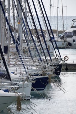 İtalya, Sicilya, Akdeniz, Marina di Ragusa; 21 Nisan 2017, Lüks Yatlar port - Editörden