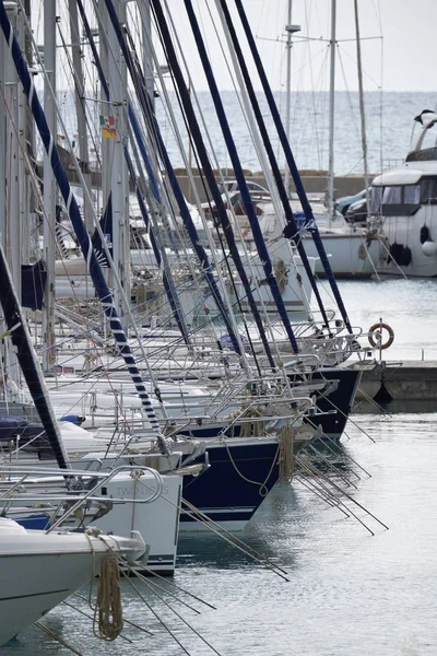 Italia, Sicilia, Mar Mediterraneo, Marina di Ragusa; 21 aprile 2017, yacht di lusso in porto - EDITORIALE — Foto Stock