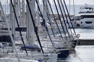 İtalya, Sicilya, Akdeniz, Marina di Ragusa; 21 Nisan 2017, Lüks Yatlar port - Editörden