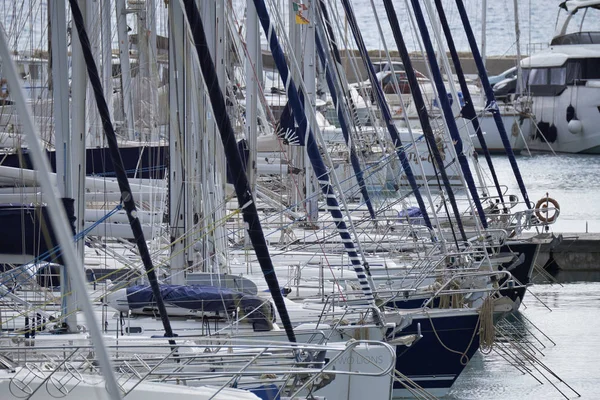 Italia, Sicilia, Mar Mediterráneo, Marina di Ragusa; 21 Abril 2017, yates de lujo en el puerto - EDITORIAL — Foto de Stock