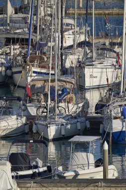 İtalya, Sicilya, Akdeniz, Marina di Ragusa; 24 Nisan 2017, tekneler ve Lüks Yatlar port - Editörden