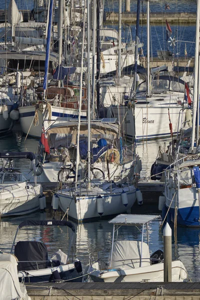 Itália, Sicília, Mar Mediterrâneo, Marina di Ragusa; 24 Abril 2017, barcos e iates de luxo no porto - EDITORIAL — Fotografia de Stock