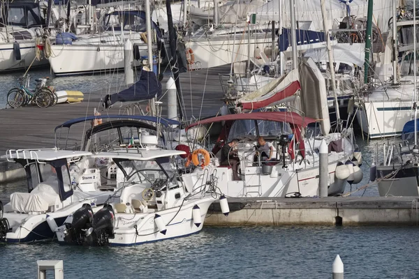 Italien, Sicilien, Medelhavet, Marina di Ragusa; 29 April 2017, segelbåtar båtar och lyxiga i hamnen - ledare — Stockfoto