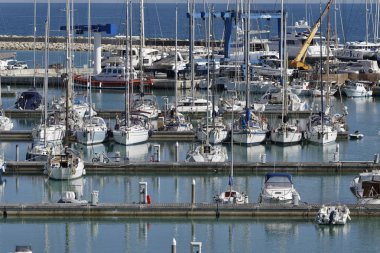 İtalya, Sicilya, Akdeniz, Marina di Ragusa; 4 Mayıs 2017, tekneler ve Lüks Yatlar port - Editörden