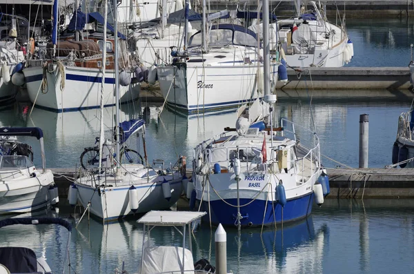 Italien, Sicilien, Medelhavet, Marina di Ragusa; 4 maj 2017, segelbåtar lyxiga i hamnen - ledare — Stockfoto