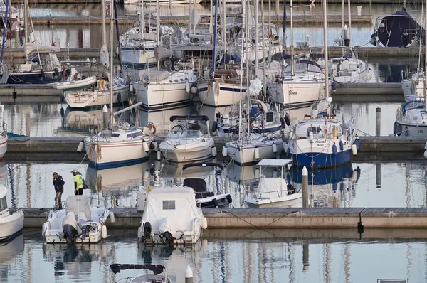 意大利的西西里岛，地中海，玛丽娜迪拉古;2017 年 5 月 5 日，小船和豪华游艇在港口在日落时分-社论 — 图库照片