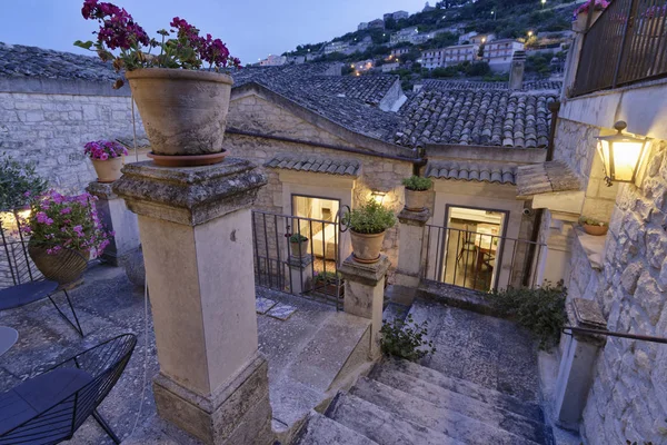 Italië, Sicilië, Modica (provincie Ragusa), uitzicht op de barokke stad bij zonsondergang — Stockfoto