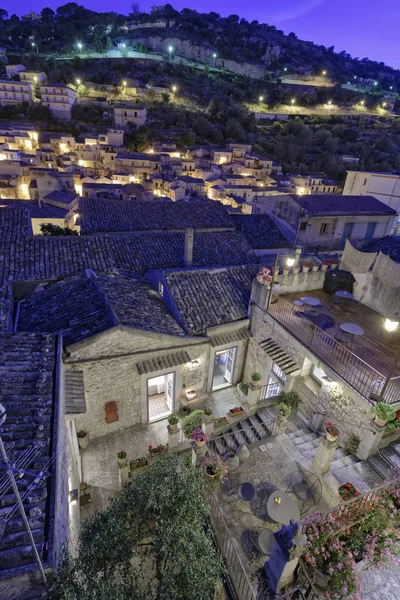 Italia, Sicilia, Modica (provincia de Ragusa), vista de la ciudad barroca al atardecer — Foto de Stock