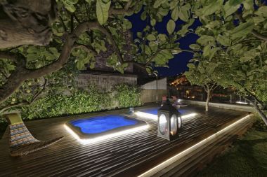 İtalya, Sicilya, Modica (Ragusa eyaletinde), jakuziler bir bahçe geceleri