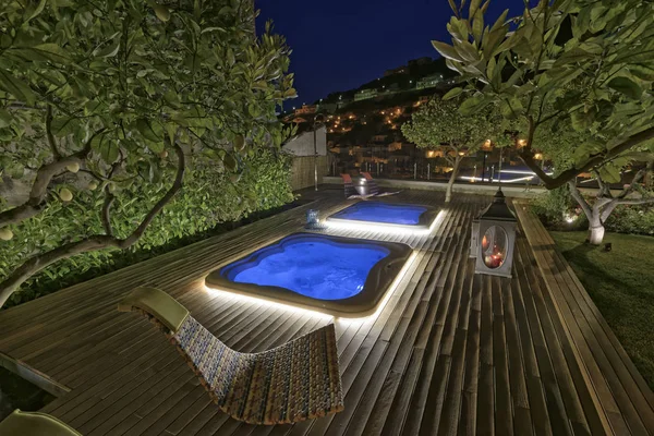 Italien, Sizilien, modica (Provinz Ragusa), Whirlpools in einem Garten in der Nacht — Stockfoto