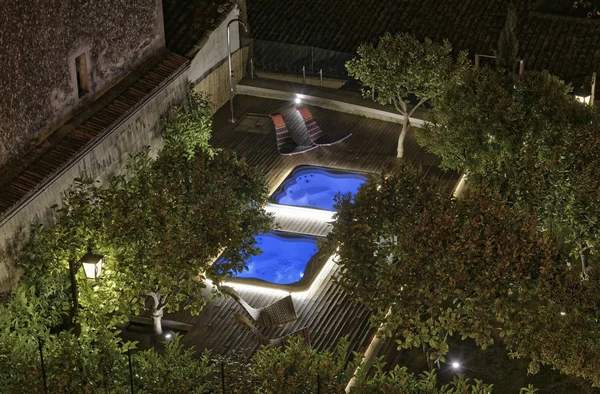 Italien, Sicilien, Modica (provinsen Ragusa) bubbelpooler i en trädgård på natten — Stockfoto