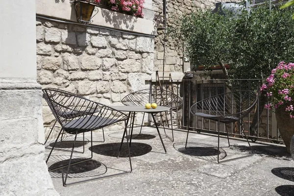 Italien, sizilien, modica (ragusa provinz), stühle auf terrasse mit blumen — Stockfoto