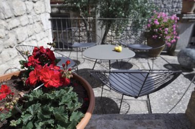 İtalya, Sicilya, Modica (Ragusa eyaletinde), çiçekli bir teras sandalyeler