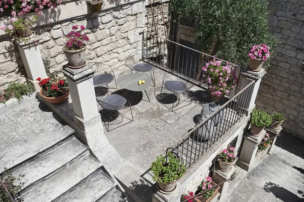 Itália, Sicília, Modica (província de Ragusa), cadeiras em um terraço com flores — Fotografia de Stock