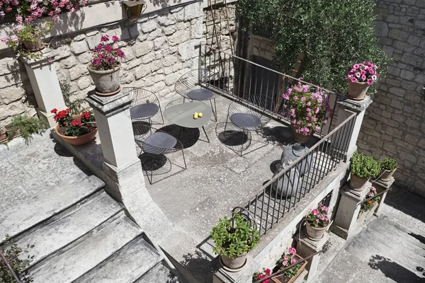 Italy, Sicily, Modica (Ragusa Province), chairs on a terrace with flowers — Stock Photo, Image