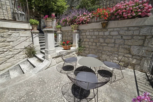 Italy, Sicily, Modica (Ragusa Province), chairs on a terrace with flowers — Stock Photo, Image