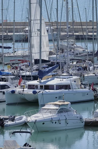 Itália, Sicília, Mar Mediterrâneo, Marina di Ragusa; 10 Maio 2017, barcos e iates de luxo no porto - EDITORIAL — Fotografia de Stock