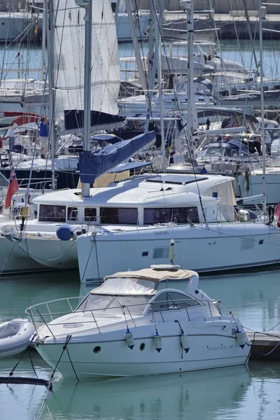 Itálie, Sicílie, Středozemní moře, Marina di Ragusa; 10 května 2017, luxusní jachty v přístavu - Editorial — Stock fotografie