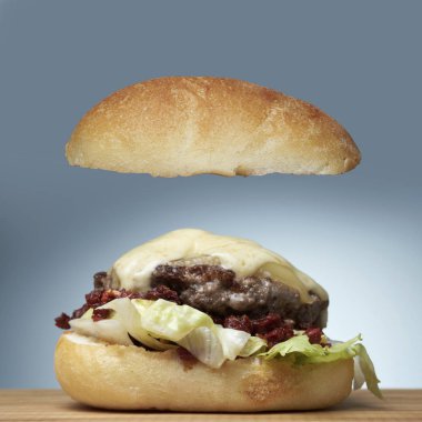 Hamburger marul, eritilmiş kaşar peyniri ve coocked ile domates