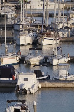 İtalya, Sicilya, Akdeniz, Marina di Ragusa; 19 Mayıs 2017, tekneler ve Lüks Yatlar port - Editörden