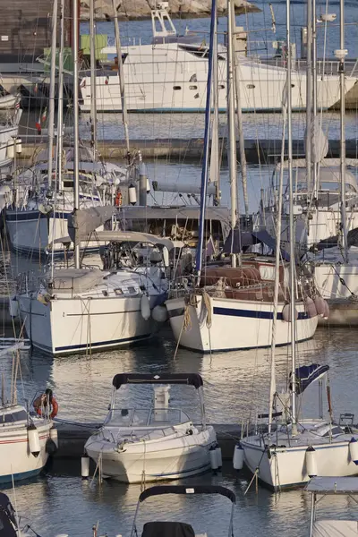 Itália, Sicília, Mar Mediterrâneo, Marina di Ragusa; 19 Maio 2017, barcos e iates de luxo no porto - EDITORIAL — Fotografia de Stock