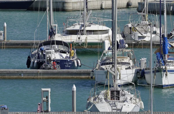Włochy, Sycylia, Morze Śródziemne, Marina di Ragusa; 20 maja 2017, luksusowe jachty w porcie - Redakcja — Zdjęcie stockowe
