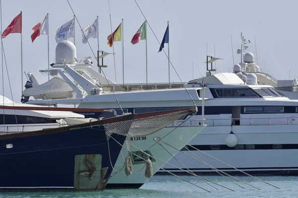 Italia, Sicilia, Mediterraneo, Marina di Ragusa; 22 maggio 2017, yacht di lusso in porto - EDITORIALE — Foto Stock