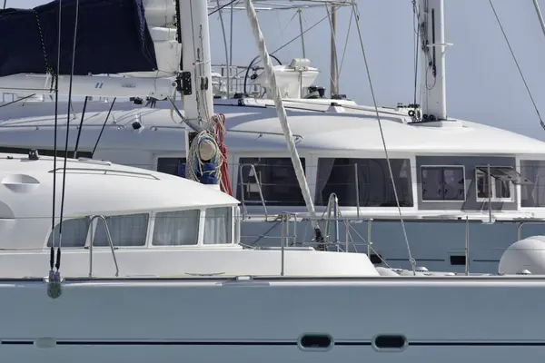 Italien, Sizilien, Mittelmeer, Marina di Ragusa; Luxusyachten im Hafen — Stockfoto