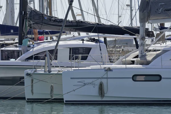 Италия, Сицилия, Средиземное море, Marina di Ragusa; 22 мая 2017, роскошные яхты в порту - РЕДАКЦИЯ — стоковое фото