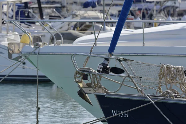 Włochy, Sycylia, Morze Śródziemne, Marina di Ragusa; 22 maja 2017, luksusowe jachty w porcie - Redakcja — Zdjęcie stockowe
