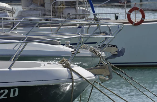 Italien, Sicilien, Medelhavet, Marina di Ragusa; 22 maj 2017, segelbåtar lyxiga i hamnen - ledare — Stockfoto