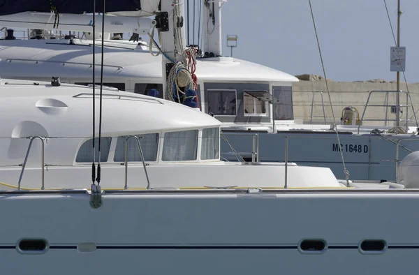 Italien, Sizilien, Mittelmeer, Marina di ragusa; 22. Mai 2017, Luxusyachten im Hafen - Leitartikel — Stockfoto