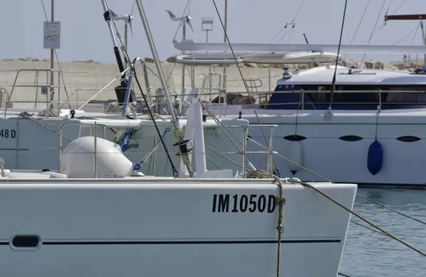 Itália, Sicília, Mar Mediterrâneo, Marina di Ragusa; 22 Maio 2017, iates de luxo no porto - EDITORIAL — Fotografia de Stock