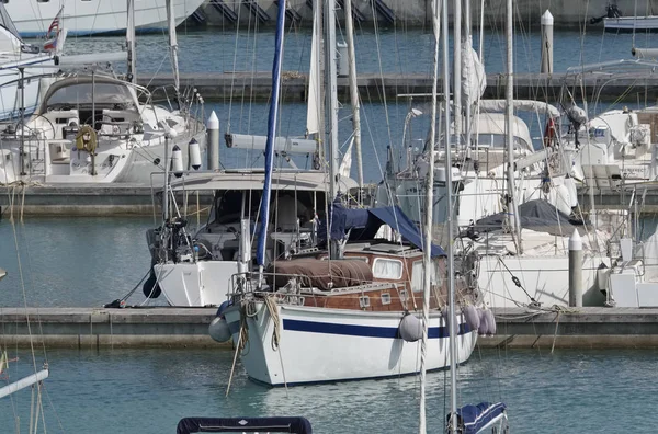 İtalya, Sicilya, Akdeniz, Marina di Ragusa; 24 Mayıs 2017, Lüks Yatlar port - Editörden