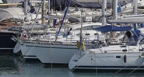Ιταλία, Σικελία, στη Μεσόγειο θάλασσα, Marina di Ragusa? 24 Μαΐου 2017, πολυτελή σκάφη στο λιμάνι - συντακτική — Φωτογραφία Αρχείου