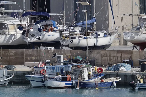 Italia, Sicilia, Mar Mediterráneo, Marina di Ragusa; 24 de mayo de 2017, barcos pesqueros de madera y yates de lujo en el puerto - EDITORIAL — Foto de Stock