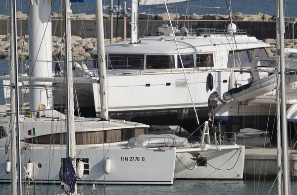 Italien, Sicilien, Medelhavet, Marina di Ragusa; 25 maj 2017, segelbåtar lyxiga i hamnen - ledare — Stockfoto
