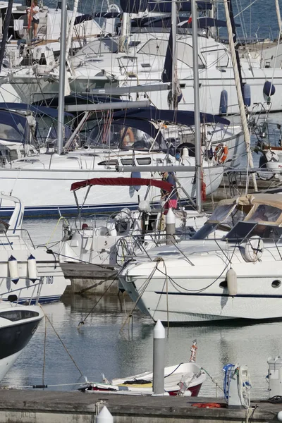 Italia, Sicilia, Mar Mediterráneo, Marina di Ragusa; 27 Mayo 2017, barcos y yates de lujo en el puerto - EDITORIAL — Foto de Stock