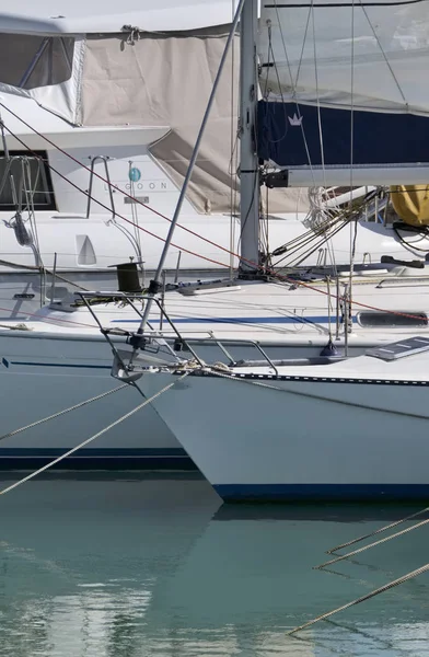 Италия, Сицилия, Средиземное море, Marina di Ragusa; 27 мая 2017, роскошные яхты в порту - РЕДАКЦИЯ — стоковое фото
