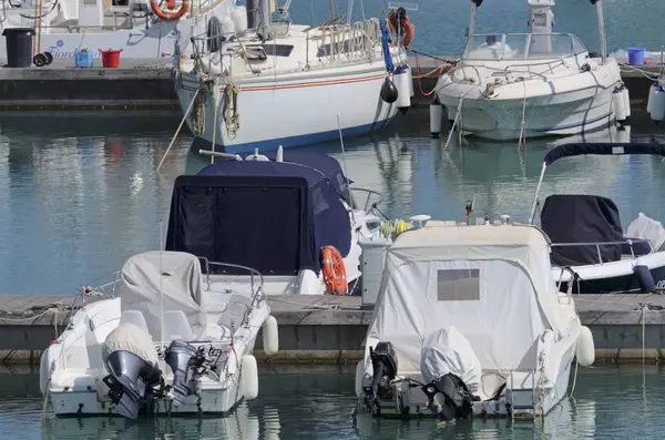 Ιταλία, Σικελία, στη Μεσόγειο θάλασσα, Marina di Ragusa? 29 Μαΐου 2017, βάρκες και πολυτελή σκάφη στο λιμάνι - συντακτική — Φωτογραφία Αρχείου