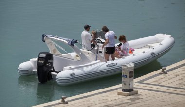 İtalya, Sicilya, Akdeniz; 2 Haziran 2017, insanlar büyük bir lastik üzerinde port - editoryal tekne.